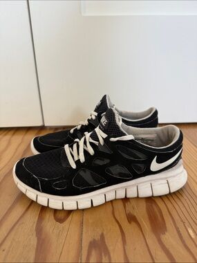 Nike Free Run 2 Black & White Low-Top Athletic Sneakers